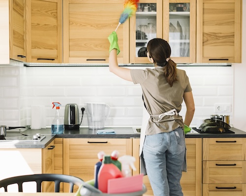 L'aide à domicile offre une aide plus concrète dans le logement et les tâches au quotidien