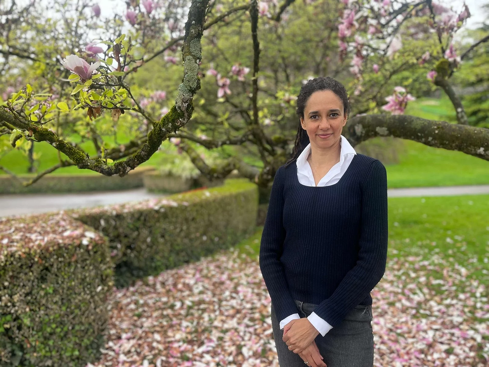 Tiphaine Onissah, dame de compagnie – région de Nyon Tiphaine, dame de compagnie à Nyon, accompagne les personnes âgées lors d'évènements familiaux
